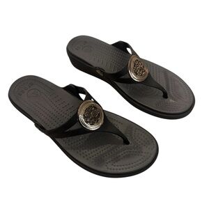 Crocs Sanrah Flip Flop Wedge Sandal Womens Black Size 8 Gold Circle Medallion